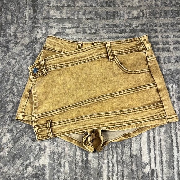 Stylish Tan Women's Shorts - Picture 2 of 7
